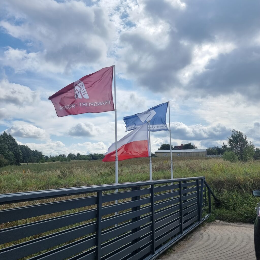 Flagi firmowe i baza transportowo-serwisowa ROST Sp. z o.o. 14-100 Ostróda, Tyrowo 3C.