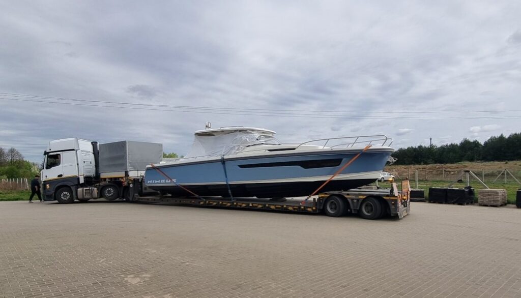 Specjalistyczny transport jachtów i łodzi motorowych na naczepie – ROST Sp. z o.o.